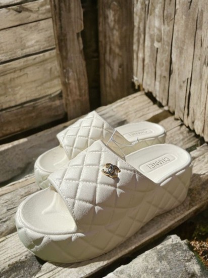 כפכף CHANEL בשלוש צבעים לבחירתך 