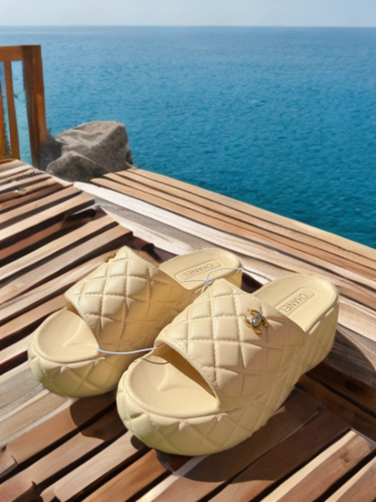 כפכף CHANEL בשלוש צבעים לבחירתך 